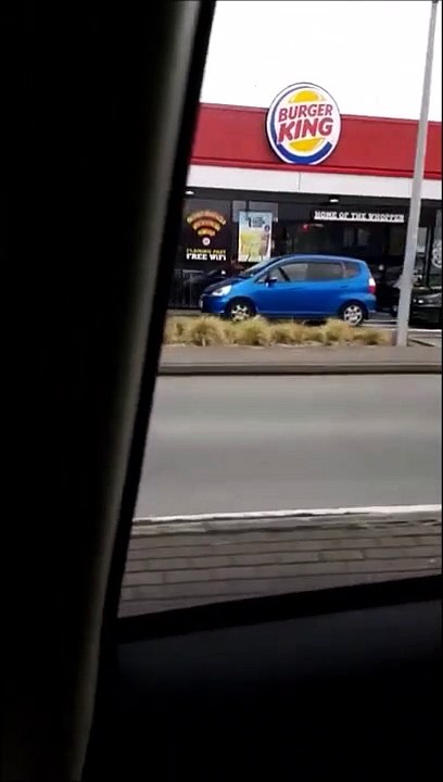 Un 4X4 se prend un arbre en allant au drive in chez burger King