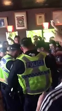 Quand des supporters piègent des policiers à la recherche de fumigènes !