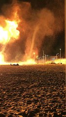 Il filme une impressionnante Tornades de feu