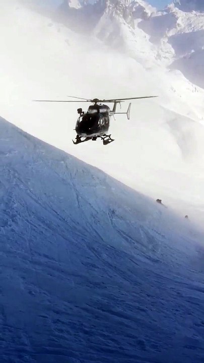 Les images époustouflantes de l’intervention de l’hélicoptère de la gendarmerie lors d’un secours en montagne