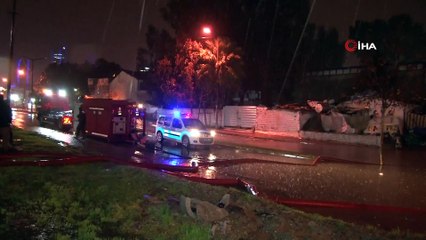 İzmir sağanak yağışa teslim oldu, yollar göle döndü