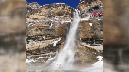 Hakkari Doğa Fotoğrafları Çekip, Buz Gibi Şelalenin Altına Girdiler