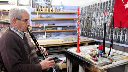 Emekli şoför Hasan Yonar, yaptığı el emeği  klarnetleri atölyesinde sergiliyor