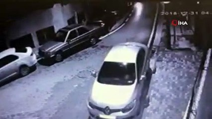 Çaldıkları motosikleti iple çekerek böyle götürdüler
