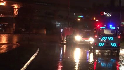 İzmir Sağanak Yağışa Teslim Oldu, Yollar Göle Döndü