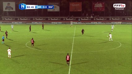 Superbe frappe de J. MEXIQUE mais le gardien de Rodez est sur la trajectoire.