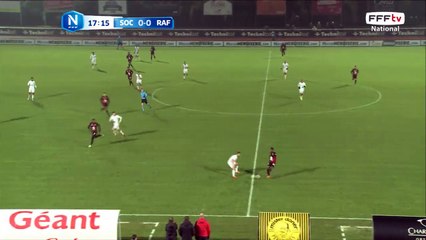 La frappe de MELLOT est détournée en coerner par GUIVARCH.