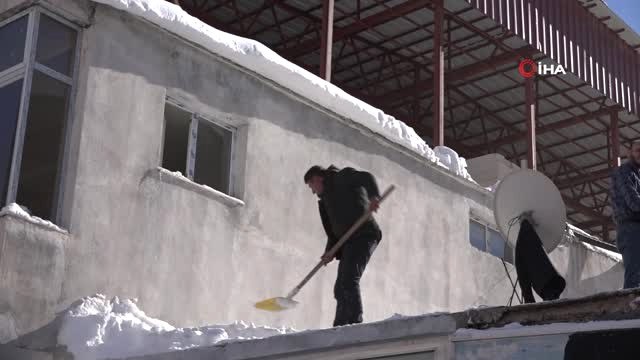 Beytüşşebap İlçesi Kara Gömüldü, Kar Kalınlığı Yer Yer 2 Metreyi Buldu