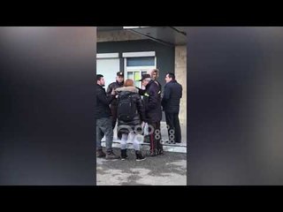 Ora News - Studentët e Ekonomikut përplasen me rojet e sigurisë