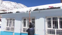 Adıyaman Öğretmenler Okulun Önündeki ve Çatısındaki Karı Temizledi