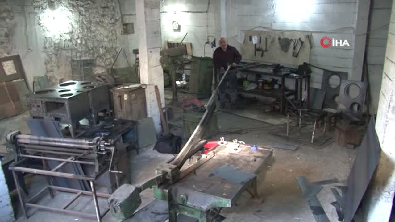 Kaybolmaya Yüz Tutan Kuzine Sobaları İçin Tek Başına Direniyor