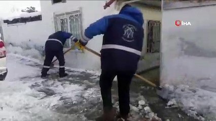 Engelli vatandaşın evinin önündeki kar ve buz birikintisini belediye ekipleri temizledi