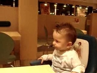 bébé rigole