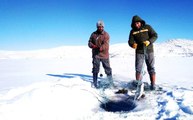 Donan Çıldır Gölü'nde, Eskimo Usulü Balık Avlıyorlar