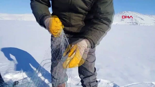 Donan gölde, Eskimo usulü balık avlıyorlar