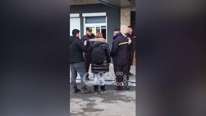 Ora News - Studentët e Ekonomikut përplasen me rojet e sigurisë