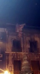 Colocación de una pancarta en el palacio del Marqués de Rozalejo