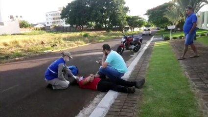 Rapaz fica ferido em batida entre carro e moto no Pioneiros Catarinenses