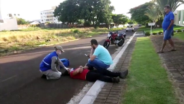 Rapaz fica ferido em batida entre carro e moto no Pioneiros Catarinenses