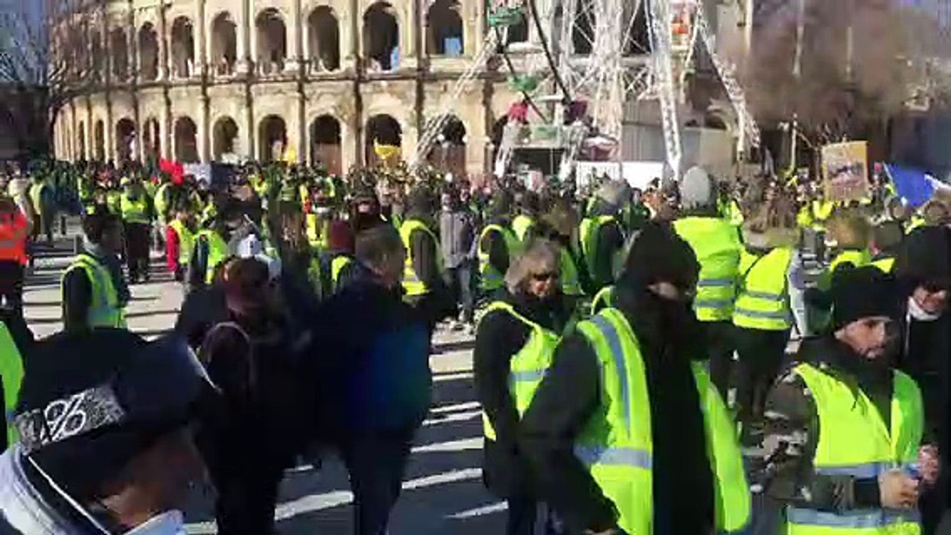 Gilets jaunes : environ un millier de manifestants défilent dans le  centre-ville de Nîmes - Vidéo Dailymotion