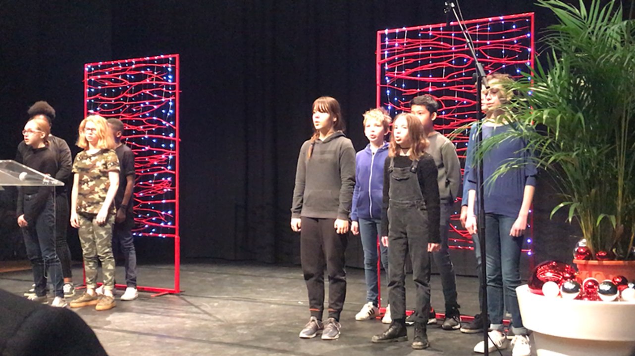 Des élèves de la chorale du collège Rosa Parks de Villejean interprètent Swear dreams