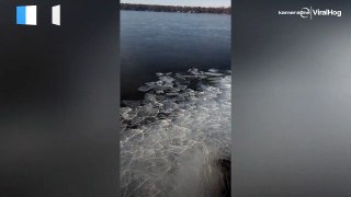 Wie ein Puzzle: Eisplatten bewegen sich am Seeufer