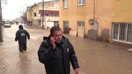 Manisa'da Şiddetli Yağış - Evini Su Basan Vatandaşlar Tahliye Edildi