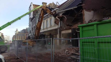 Démolition de la première des quatre façades de la Grand-Place de Mouscron
