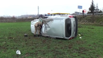 Elazığ'da Bariyerlere Çarpan Otomobil Tarlaya Uçtu: 4 Yaralı