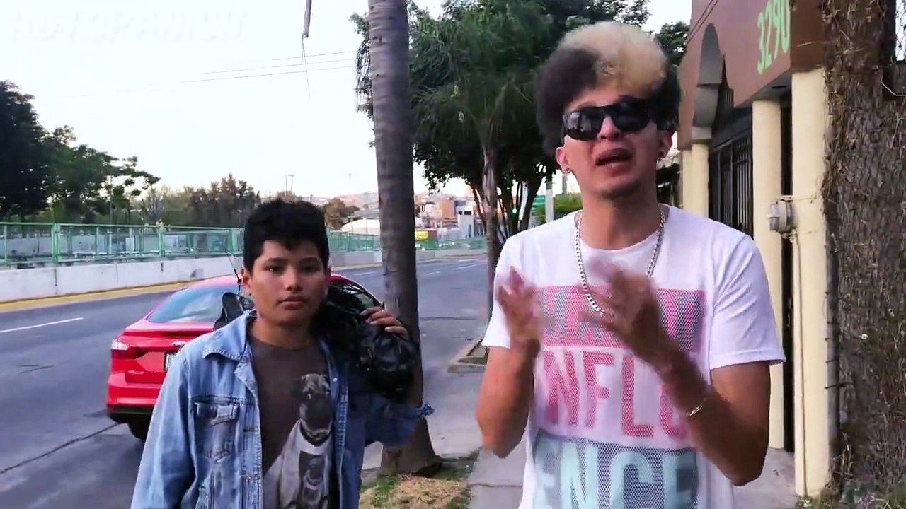 NIÑO VAGABUNDO SE LIGA INTERESADA Y LA PONE EN SU LUGAR! (Gold Digger Prank)