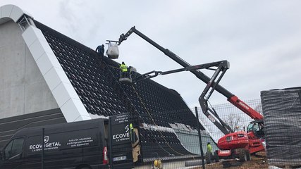 Installation d’un pan de toiture végétalisé à la nouvelle chaufferie