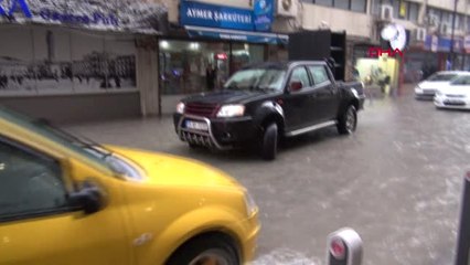 İzmir Alsancak'ta İşyerlerini Su Bastı