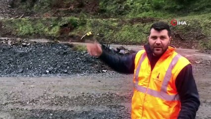 Heyelanla birlikte köprü çöktü, işçiler mahsur kaldı