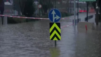 İzmir'de Sağanak Yağış Hayatı Felç Etti