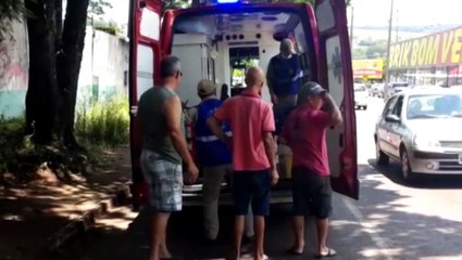 Homem fica ferido ao cair de moto na Rua Jacarezinho