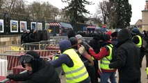 Gilets jaunes: barrières arrachées et gaz lacrymogènes devant la préfecture