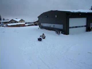 Ange fait de la luge avec papa