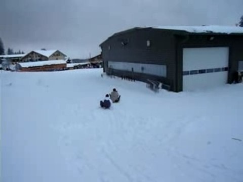 Ange fait de la luge avec papa