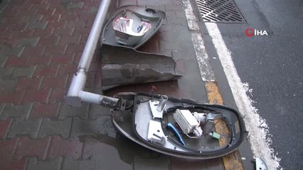 Beyoğlu'nda Kontrolden Çıkan Lüks Otomobil Aydınlatma Direğini Devirdi