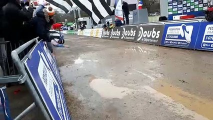 cyclocross : L'arrivée victorieuse de Antoine Benoist champion de France espoirs devant des supporters bretons déchaînés