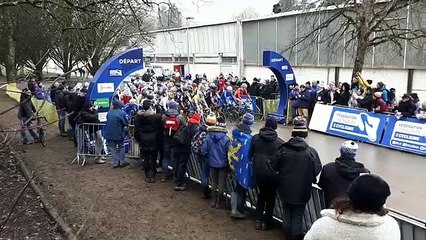 départ de la course espoirs lors des championnats de France de cyclocross à Besançon