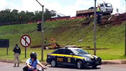 PRF controla fluxo de veículos em viaduto que ocorreu batida