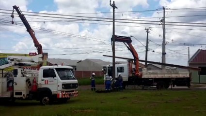 Nova estrutura está sendo montada após queda de torres