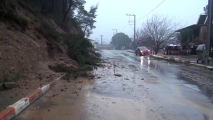 Kemalpaşa'da Şiddetli Yağış Nedeniyle Mezarlık Sular Altında Kaldı