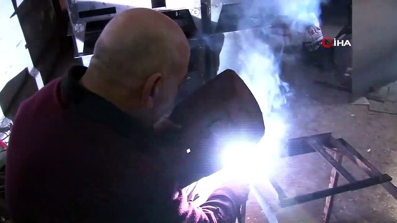 Kaybolmaya Yüz Tutan Kuzine Sobaları İçin Tek Başına Direniyor