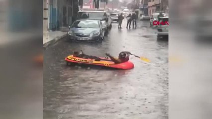 İzmir'de Sağanak Yağış Hayatı Felç Etti