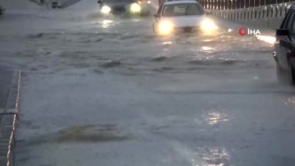 Kuşadası'nda Etkili Olan Yağış Yolları Göle Çevirdi