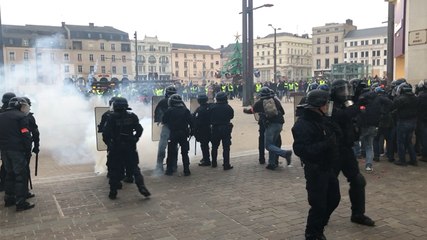 Gilets jaunes: ambiance guérilla dans le centre-ville