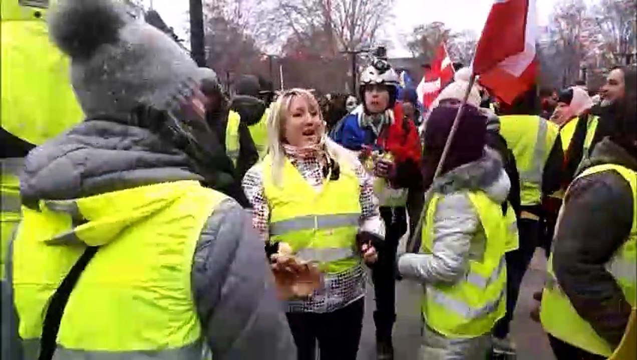 Annecy : des Gilets jaunes brûlent leurs cartes d'électeurs