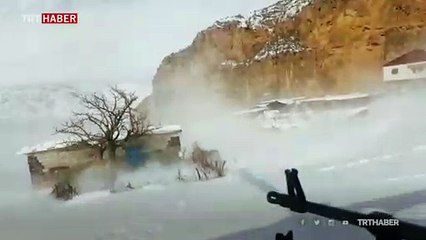 Mehmetçik köyde mahsur kalan hastayı hastaneye ulaştırdı